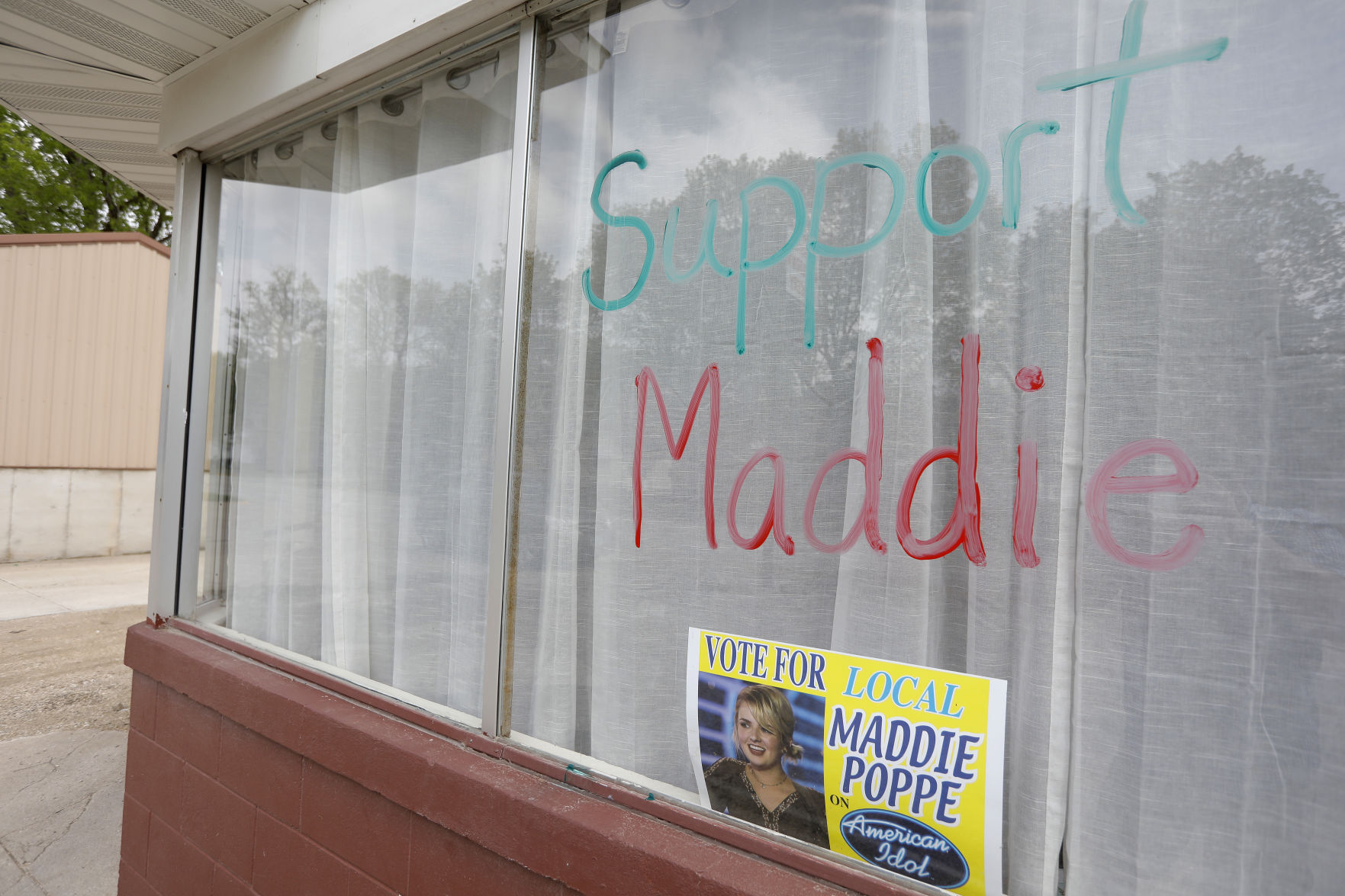 051418mp-Maddie-Poppe-signs-Clarksville-3